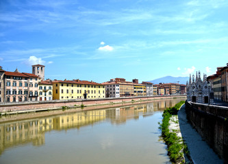 Obraz premium Panorama of Arno river which crosses the city of Pisa