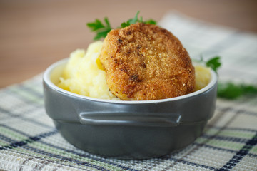 mashed potatoes with fried cutlet