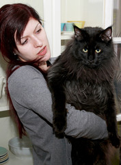 Frau mit jungem Maine Coon Kater