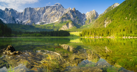 	Laghi di Fusine,panorama górskiego jeziora w Alpach włoskich