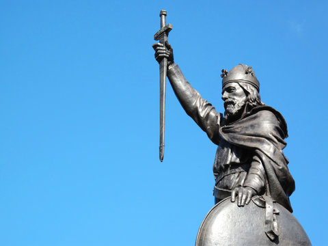 Alfred the Great, King of Wessex (871-899) and his statue in Winchester (right)