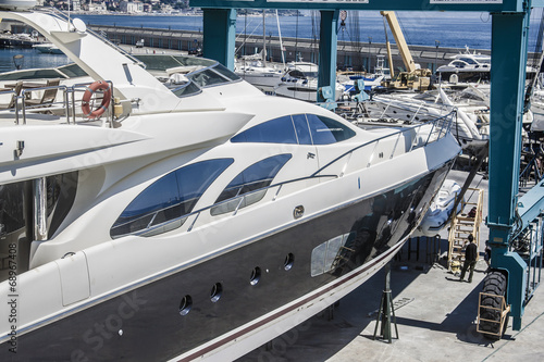 Yacht in riparazione
