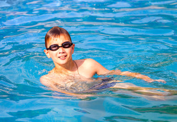 Fototapeta na wymiar Ten year old boy in swimming pool