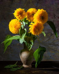 Fototapeta premium Beautiful sunflowers in a vase