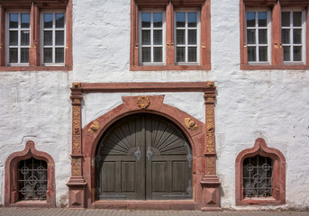 Fototapeta na wymiar Hausfassade eines historischen Winzerhauses