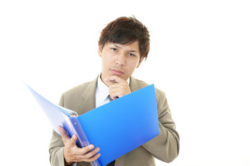 困惑した表情のビジネスマン