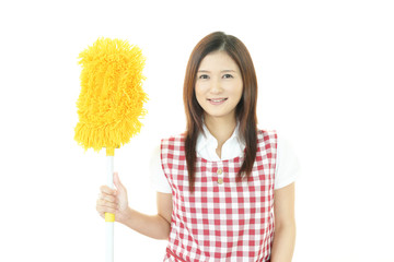 掃除をする笑顔の女性