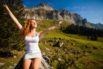 Naklejka premium glückliche junge Frau in Alpen-Landschaft