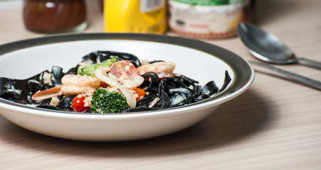 Fototapeta na wymiar Black spaghetti with prawns and mussels