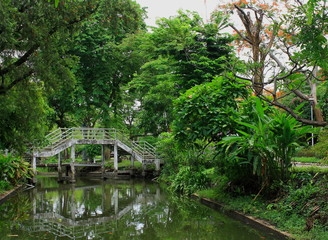 Fototapeta na wymiar Old white bridge in the park