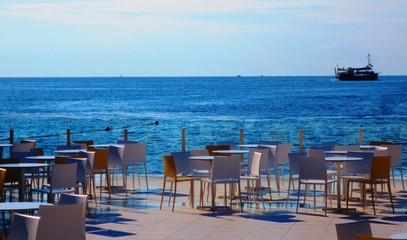 Stühle am Meer II