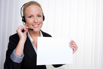 freundliche Frau mit Headset im Kundendienst