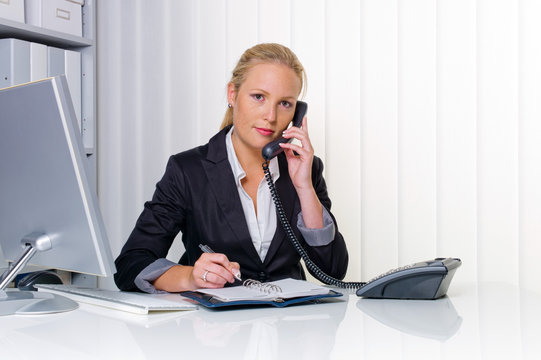 Frau mit Telefon im Büro