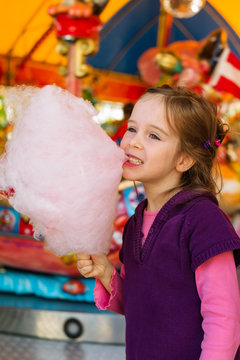 Kind mit Zuckerwatte