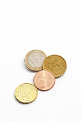 Euromünzen auf weißem Hintergrund