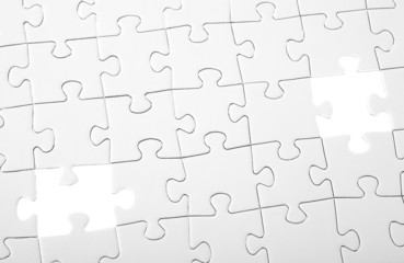 Letzte zweiTeile eines weißen Puzzles
