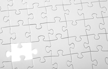 Letztes Teil eines weißen Puzzles