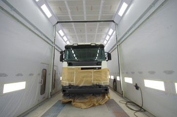 carrosserie - camion en cabine de peinture