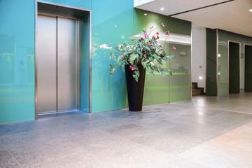 Aufzüge in einer Eingangshalle