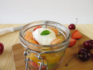 Frische Früchte mit Joghurt im Glas