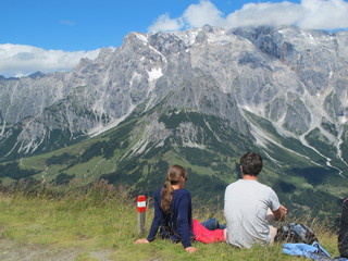 junges paar am berg