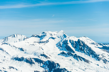 Obraz premium Beautiful snow-capped mountains against the blue sky