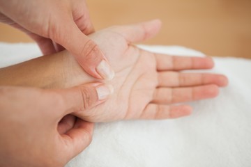 Obraz na płótnie Canvas Woman receiving a hand massage