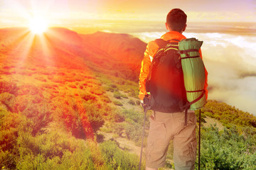 wanderer mit rücksack in einem berglandschaft