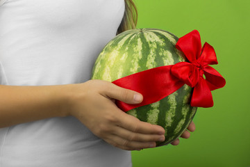 девушка с арбузом
