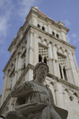 Fototapeta na wymiar statue in front of trogir cathedral