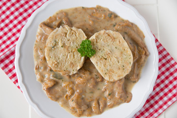 Semmelknödel mit Eierschwammerlsauce