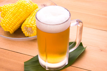 ビールと茹でとうもろこし
