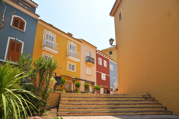 Casas adosadas con fachadas de colores