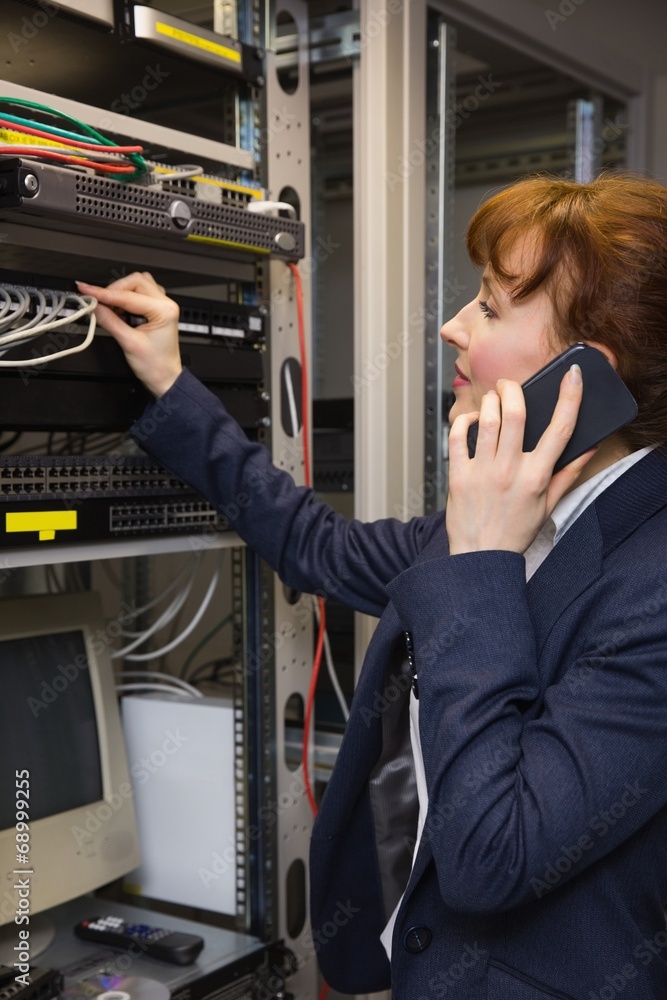 Aufkleber Pretty computer technician talking on phone while fixing server