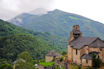 Fototapeta na wymiar Church in Pyrenees