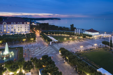 Obraz premium Nocny widok na plac Molo w Sopocie