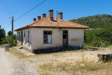 Fototapeta na wymiar Old and abandoned house in the village. Turkey