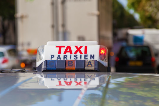 Taxi-Schild eines besetzten Pariser Taxis
