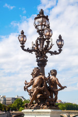 Fototapeta na wymiar Straßenlampe an der Pont Alexandre III in Paris