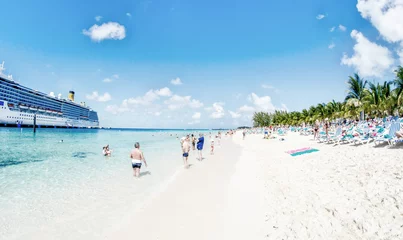 Fotobehang Caraïben Strand met turquoise wateren en cruiseschip op een mooie dag