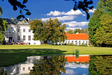 Am Teich von Schloss Neuhardenberg in Brandenburg