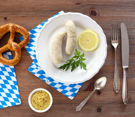 Weißwürste, Senf und Bretzel