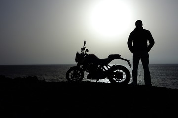 Fototapeta na wymiar Hombre De Pie Junto A Su Motocicleta