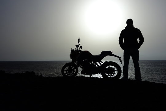 Hombre De Pie Junto A Su Motocicleta