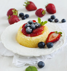 Sponge tart with berries