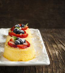 Sponge tart with berries