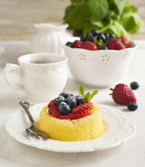 Sponge tart with berries
