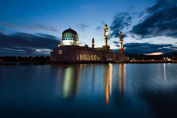 Fototapeta na wymiar Kota Kinabalu mosque at dawn in Sabah,Malaysia, Borneo
