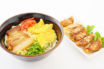 おいしそうな沖縄そばと餃子