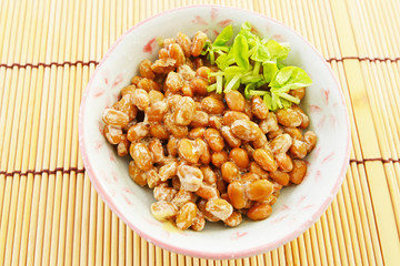 小皿に入れた納豆